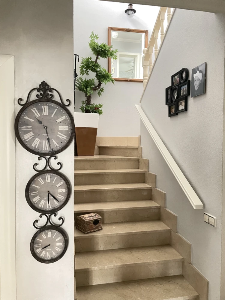 Subida a planta segunda con escaleras reformadas en vivienda en Madrid, diseño de interiorismo funcional y elegante