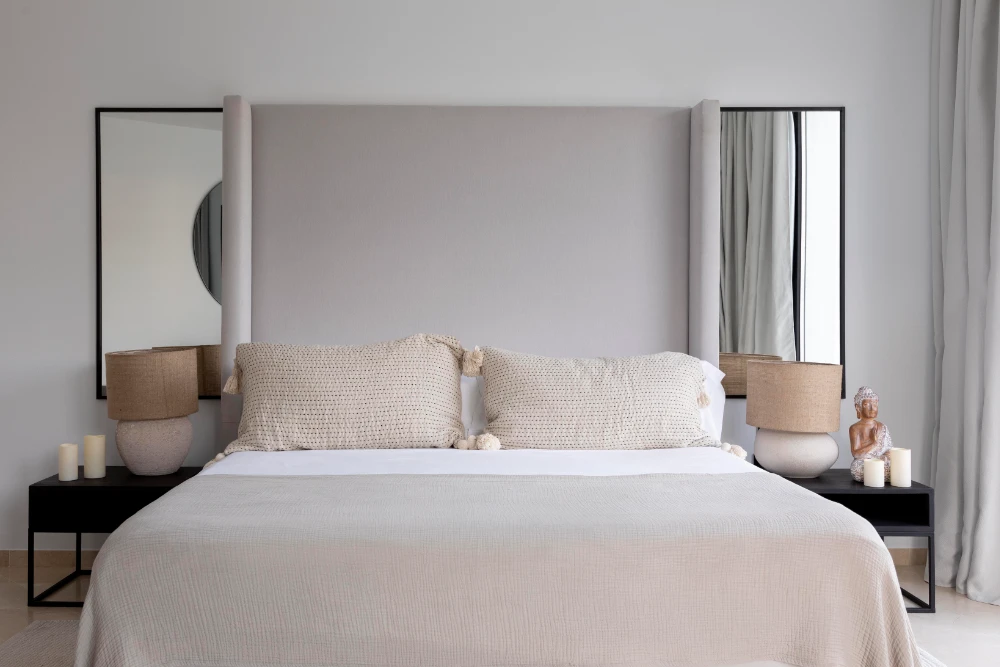 Ludoteca reformada con diseño funcional y espacios adaptados en Madrid cabecero a medida en dormitorio en Madrid optimizando espacio y organización