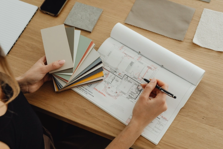 Interiorista en Madrid trabajando con planos y materiales en proyecto de diseño personalizado